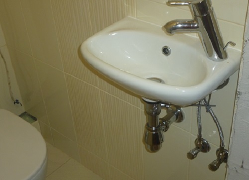 Угловой умывальника для туалета открытый