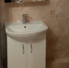 Умивальник на тумбі