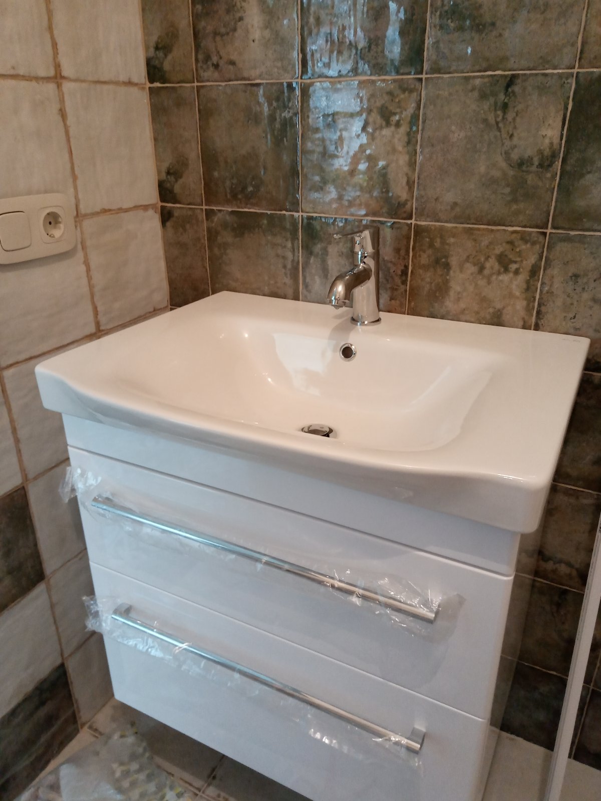 Умывальник прямоугольный с тумбой навесной