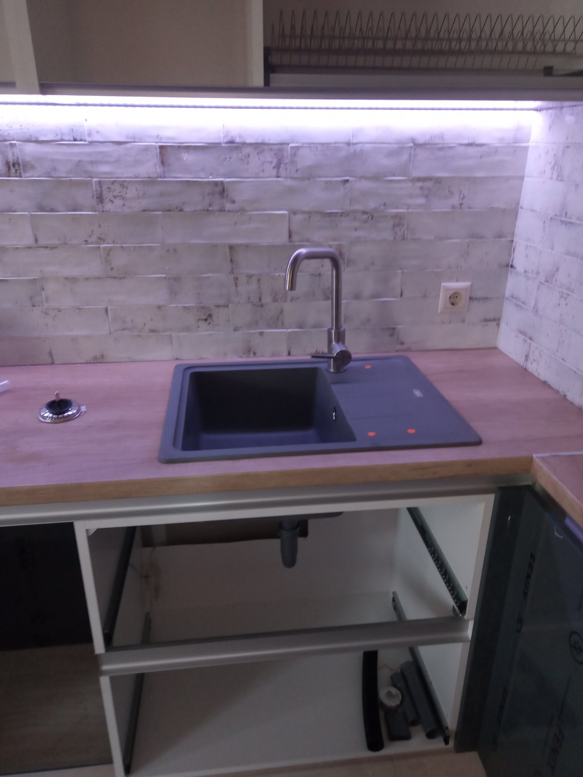 Мойка черный искуственный гранит со смесителем