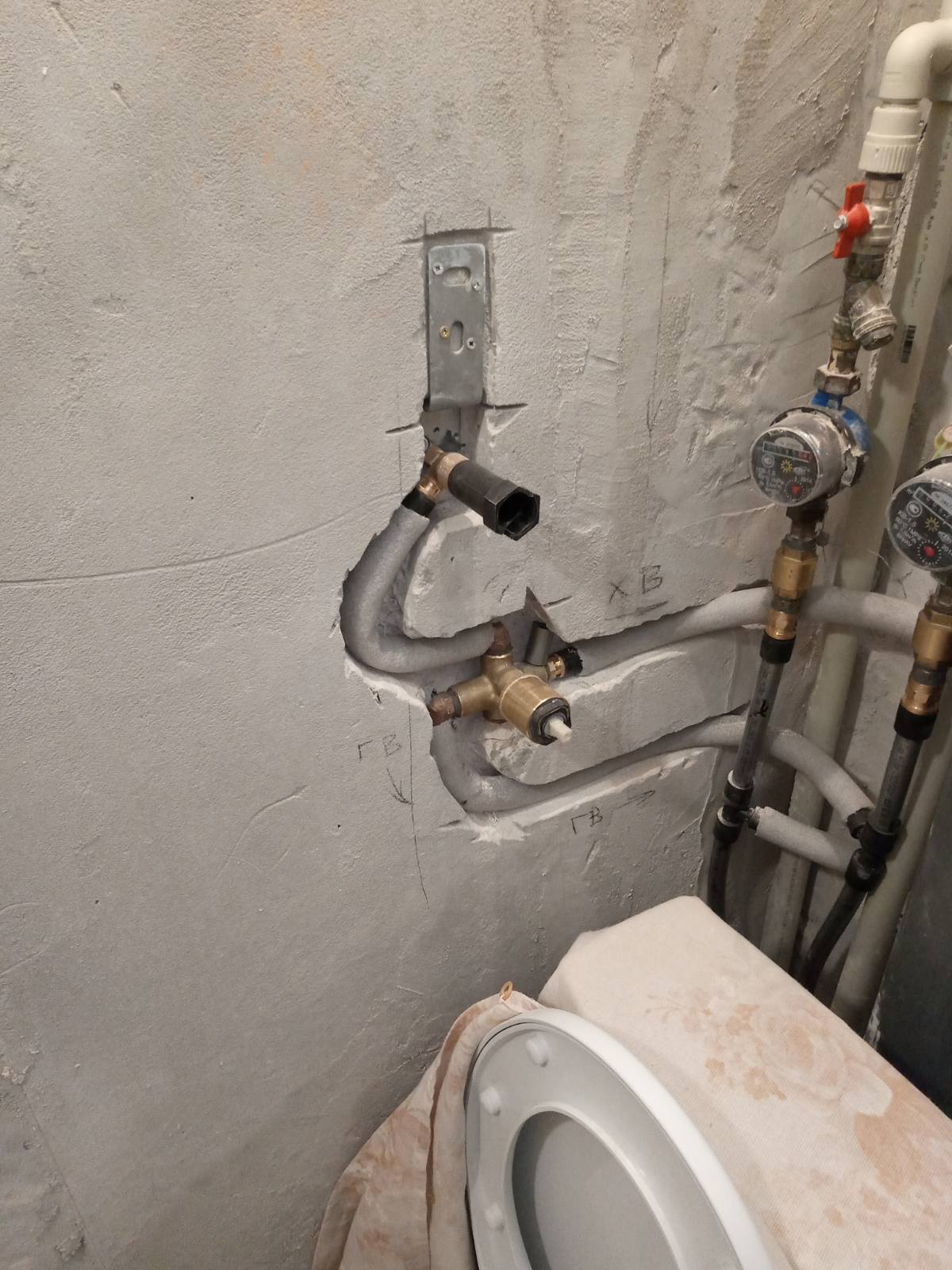 внутрішній змішувач, розташування біля унітазу