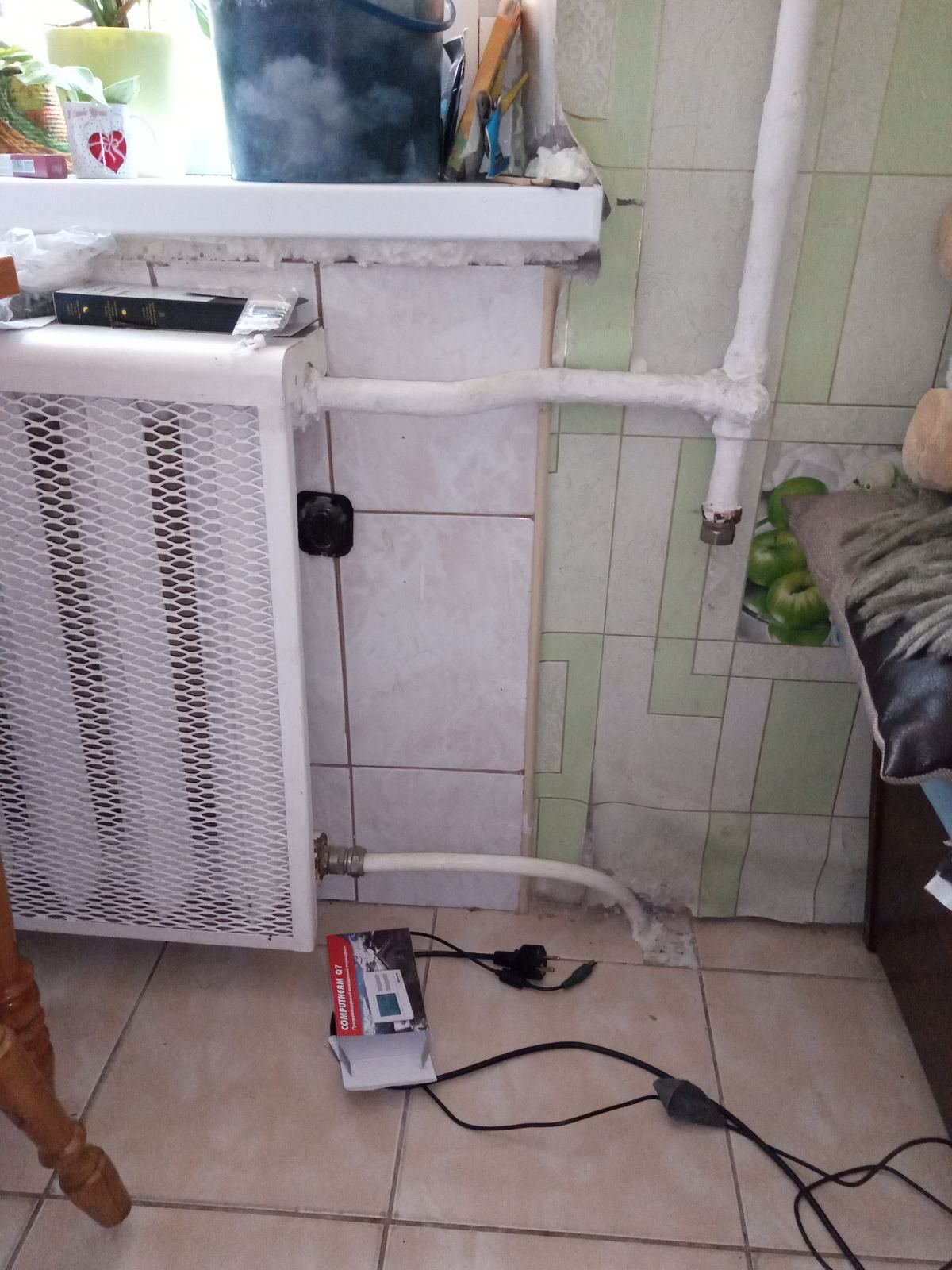 старая чугунная батарея с подключением