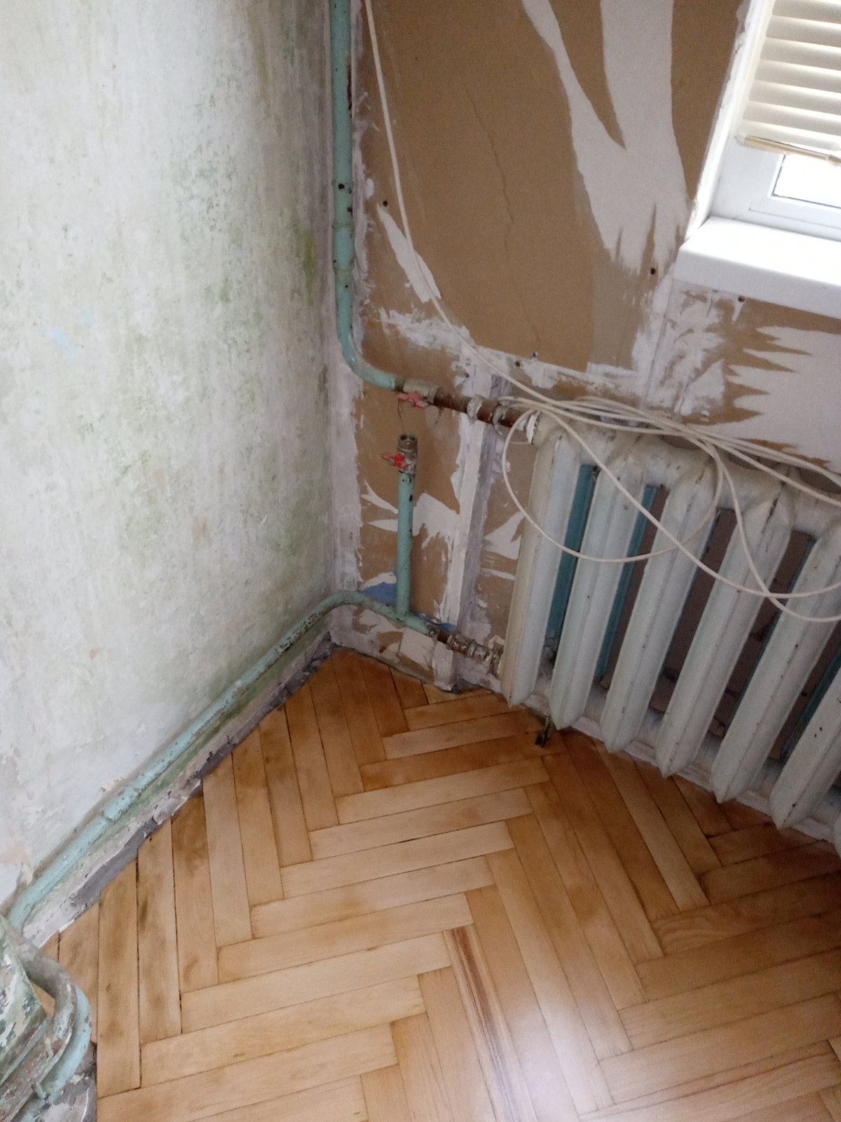 старая чугунная батарея советского образца